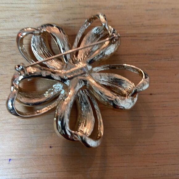 Elegant Gold and Silver Crystal Brooch - Picture 6 of 7